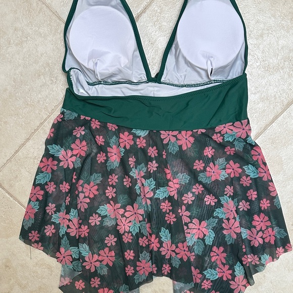 Green Tankini Set - Picture 4 of 8